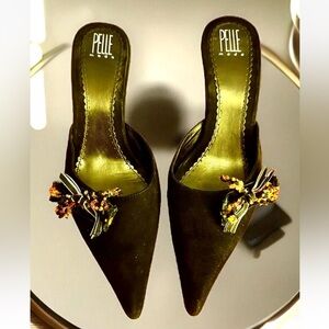 🖤PELLE MODA🖤 SUEDE POINTED SIDE BOW 3.5“ HEELS SLIDE-ON MULE SHOES EUC❣️